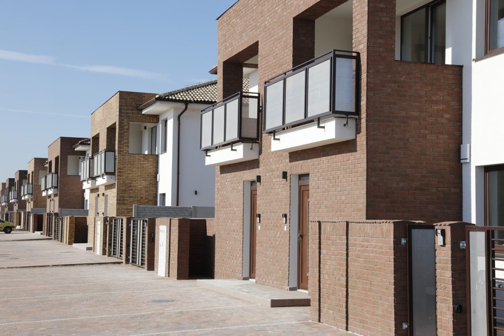 Rustic Red brick slips combined with light-coloured render